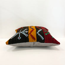 Lade das Bild in den Galerie-Viewer, Vintage Kilim Cushion
