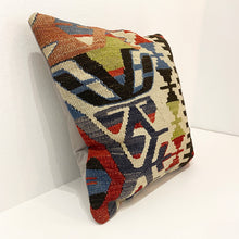 Lade das Bild in den Galerie-Viewer, Vintage Kilim Cushion
