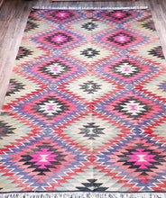 Lade das Bild in den Galerie-Viewer, Vintage Anatolian Kilim
