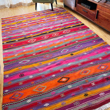 Lade das Bild in den Galerie-Viewer, Vintage Anatolian Kilim
