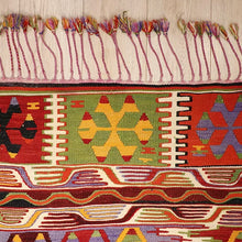 Lade das Bild in den Galerie-Viewer, Vintage Anatolian Cal Runner Kilim
