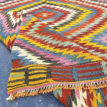 Lade das Bild in den Galerie-Viewer, Vintage Anatolian Kilim   140x198 cm .
