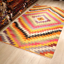 Lade das Bild in den Galerie-Viewer, Vintage Anatolian Kilim
