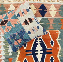 Lade das Bild in den Galerie-Viewer, Vintage Anatolian Kilim
