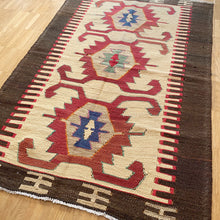 Lade das Bild in den Galerie-Viewer, Vintage Anatolian Mut Kilim   85x126 cm .
