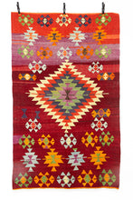 Lade das Bild in den Galerie-Viewer, Vintage Anatolian Kilim
