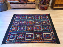 Lade das Bild in den Galerie-Viewer, Vintage Anatolian Cicim Kilim   160x186 cm .
