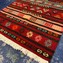 Lade das Bild in den Galerie-Viewer, Vintage Anatolian Kilim
