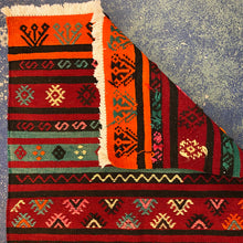 Lade das Bild in den Galerie-Viewer, Vintage Anatolian Kilim
