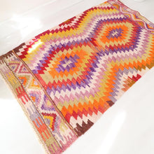 Lade das Bild in den Galerie-Viewer, Vintage Anatolian Kilim
