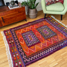 Lade das Bild in den Galerie-Viewer, Vintage Anatolian  Kilim
