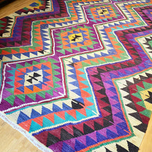 Lade das Bild in den Galerie-Viewer, Vintage Anatolian Kilim

