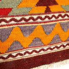 Lade das Bild in den Galerie-Viewer, Vintage Anatolian Kilim   121x167 cm .
