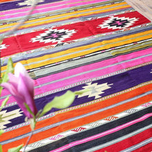 Lade das Bild in den Galerie-Viewer, Vintage Anatolian Kilim
