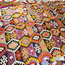 Lade das Bild in den Galerie-Viewer, Vintage Anatolian Kilim
