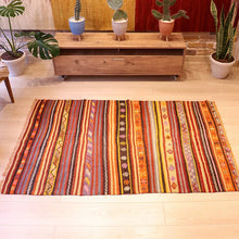 Lade das Bild in den Galerie-Viewer, Vintage Anatolian Kilim   113x182 cm .
