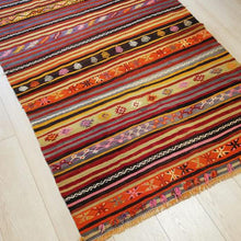 Lade das Bild in den Galerie-Viewer, Vintage Anatolian Kilim   113x182 cm .
