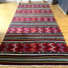 Lade das Bild in den Galerie-Viewer, Vintage Anatolian Kilim
